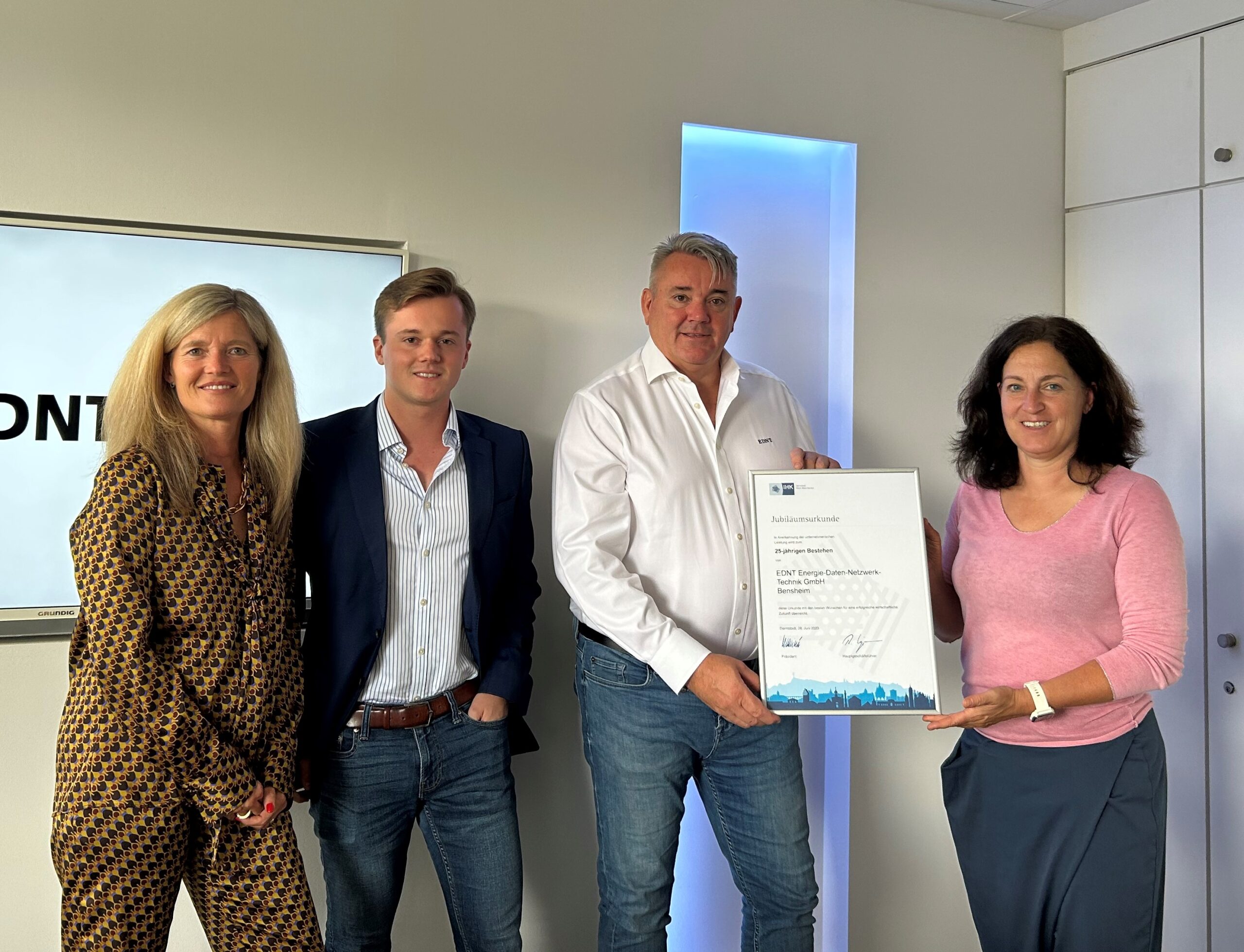 IHK gratuliert Bensheimer Familienunternehmen EDNT zum 25-jährigen Jubiläum / Spezialist für Komplettlösungen in IT und Telekommunikation